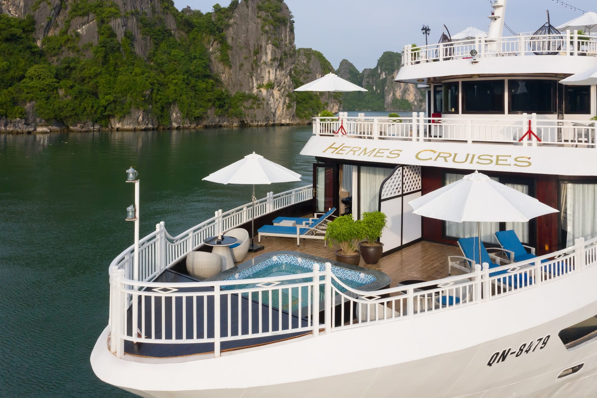Hermes Cruise overview on Halong Bay