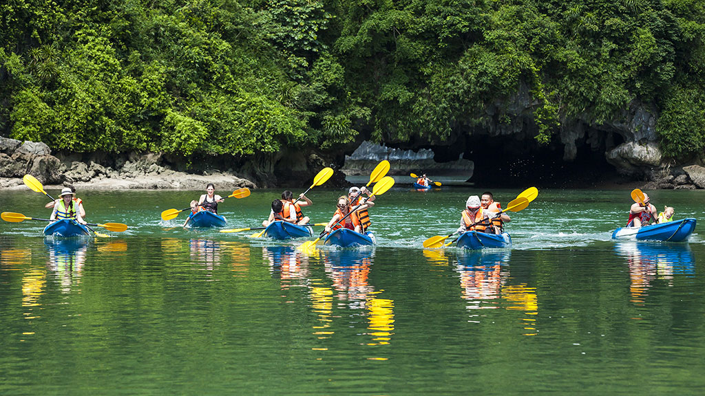 kayaking in Luon Cave
