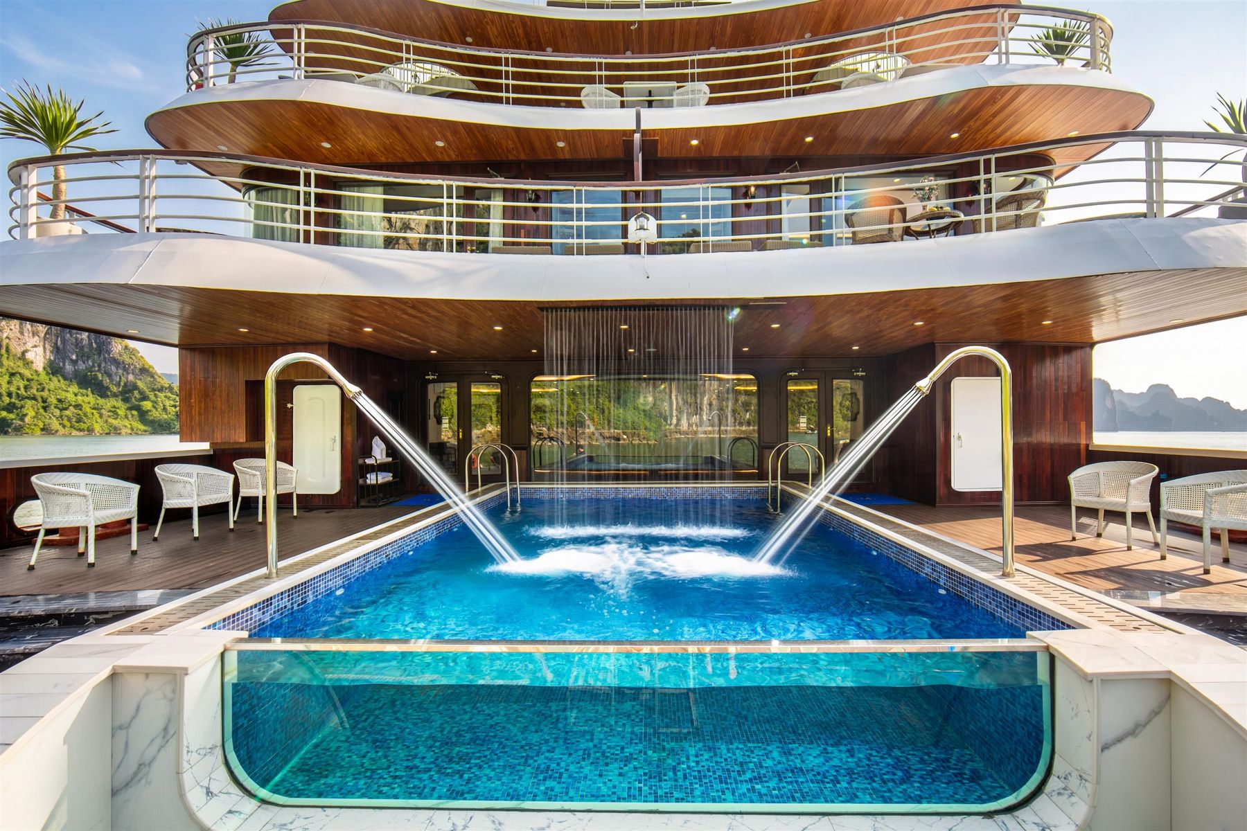 Infinity Pool on Hermes Premium with two water jets under a wooden ceiling and the bay beyond